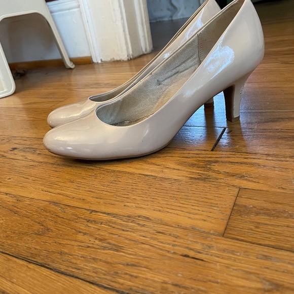 Life Stride Nude Pumps - Picture 8 of 9
